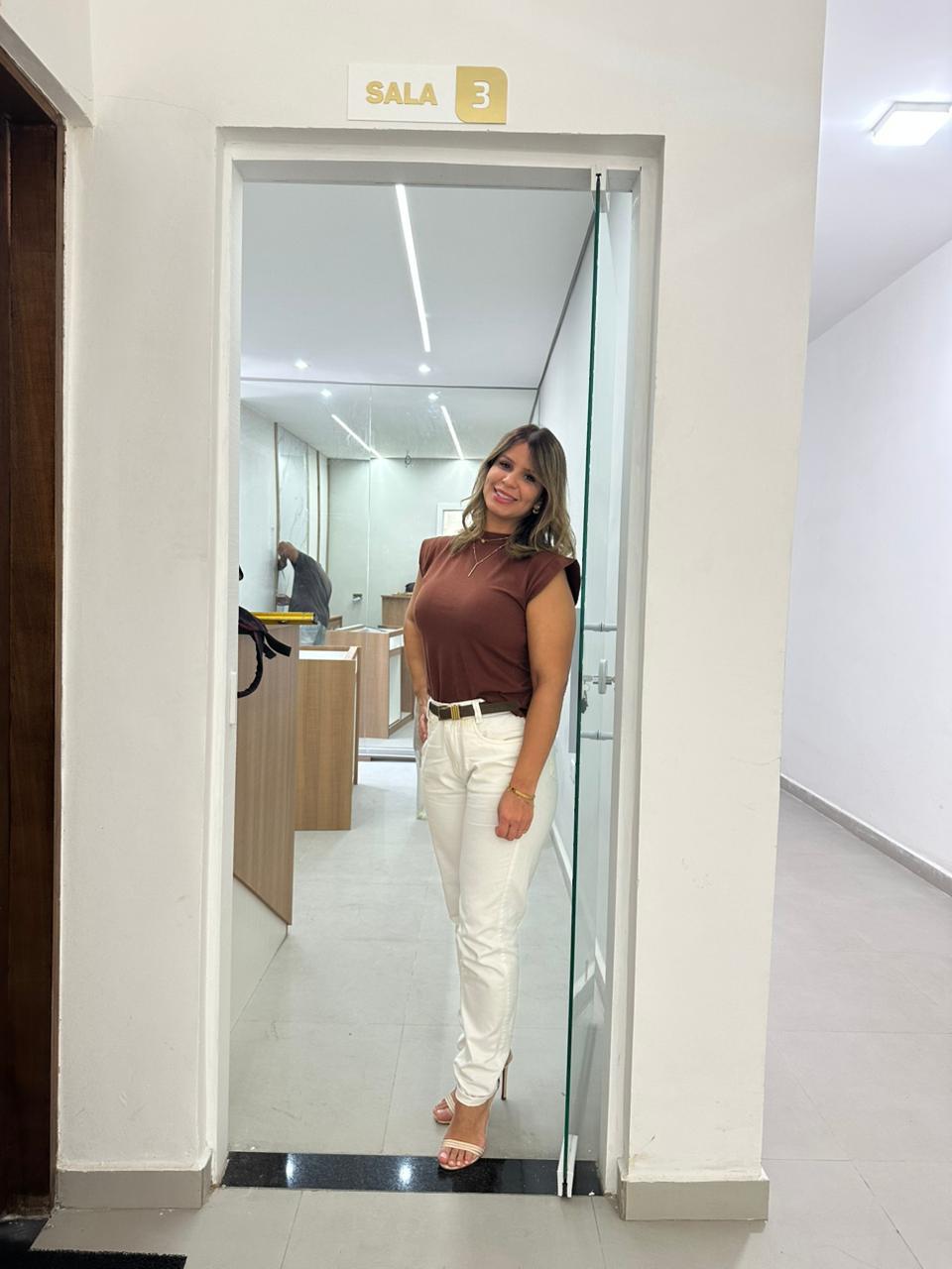 Dra. Jéssica Melo no consultório